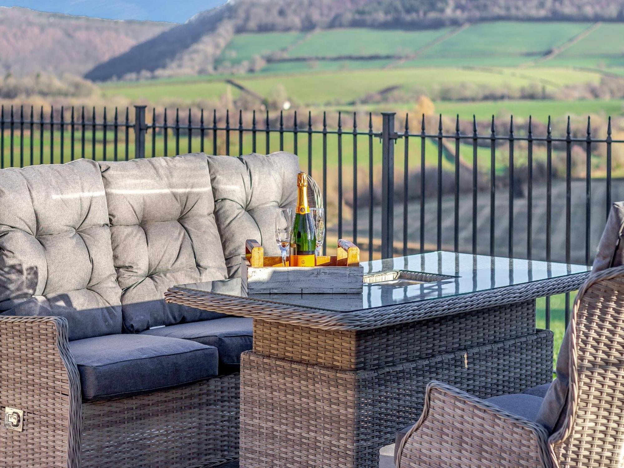 The Lodge Wonastow Экстерьер фото